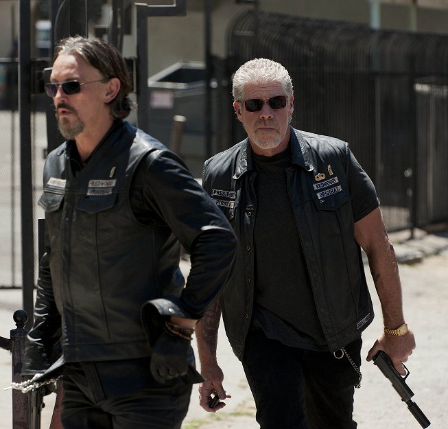 Sons of Anarchy - Season 4 - Fruit for the Crows - Van film - Tommy Flanagan, Ron Perlman