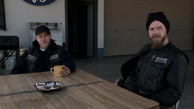 Zákon gangu - Family Recipe - Z filmu - Charlie Hunnam, Ryan Hurst