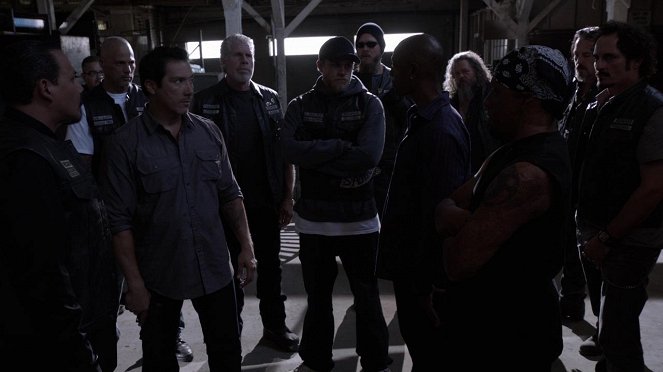 Sons of Anarchy - O beijo - Do filme - David Labrava, Benito Martinez, Ron Perlman, Charlie Hunnam, Ryan Hurst, Mark Boone Junior, Tommy Flanagan, Kim Coates