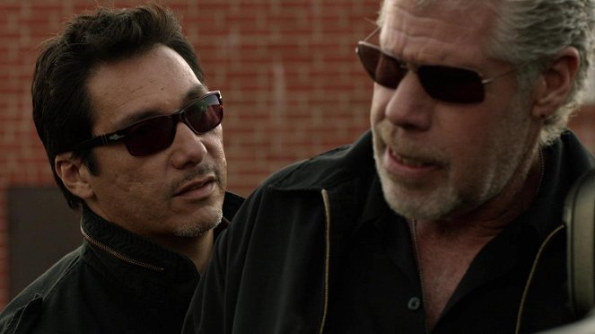 Sons of Anarchy - Hands - Photos - Benito Martinez, Ron Perlman
