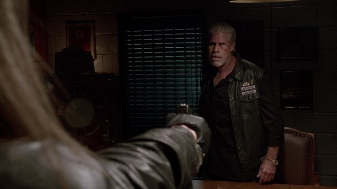 Sons of Anarchy - Burnt and Purged Away - Van film - Ron Perlman
