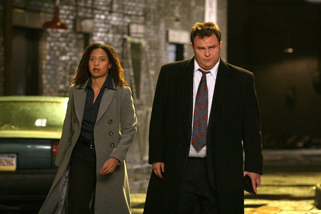 Cold Case - Season 5 - The Road - Van film - Tracie Thoms, Jeremy Ratchford