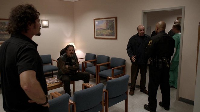 Sons of Anarchy - To Be, Act 1 - Van film - Tommy Flanagan, Dayton Callie