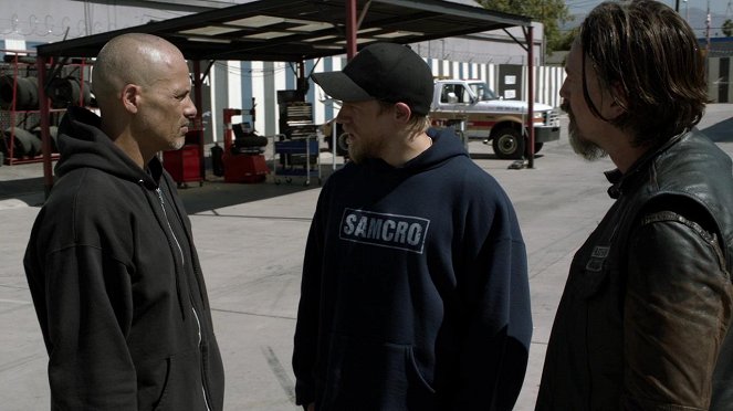 Sons of Anarchy - To Be, Act 1 - Photos - David Labrava, Charlie Hunnam, Tommy Flanagan