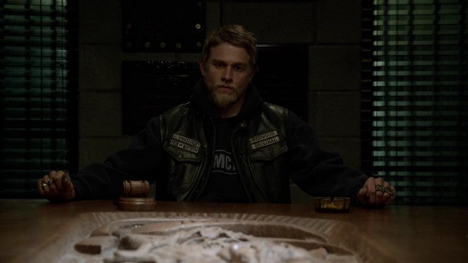 Sons of Anarchy - To Be, Act 2 - Van film - Charlie Hunnam