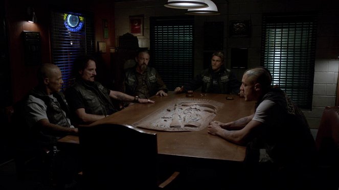 Sons of Anarchy - To Be, Act 2 - Van film - David Labrava, Kim Coates, Tommy Flanagan, Charlie Hunnam, Theo Rossi