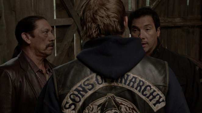 Sons of Anarchy - To Be, Act 2 - Van film - Danny Trejo, Benito Martinez