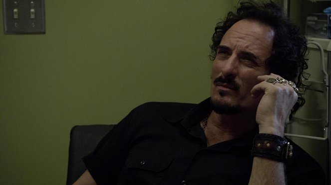 Sons of Anarchy - To Be, Act 2 - Van film - Kim Coates