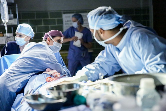 Chirurgové - Cítím, jak se Země pohybuje - Z filmu - Ellen Pompeo