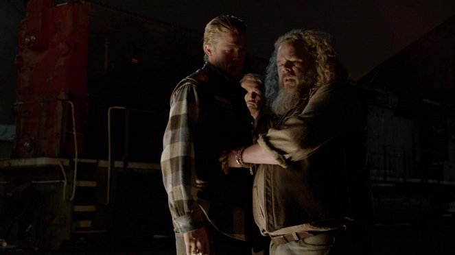 Sons of Anarchy - Authority Vested - Photos - Charlie Hunnam, Mark Boone Junior