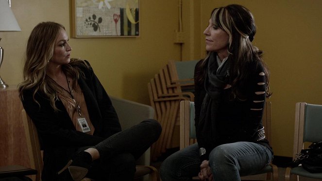 Sons of Anarchy - Laying Pipe - Photos - Drea de Matteo, Katey Sagal