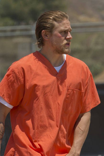 Sons of Anarchy - Season 5 - Laying Pipe - Photos - Charlie Hunnam