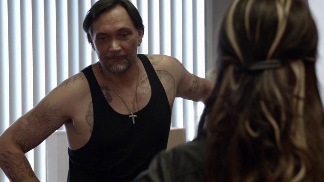 Sons of Anarchy - Orca Shrugged - Van film - Jimmy Smits