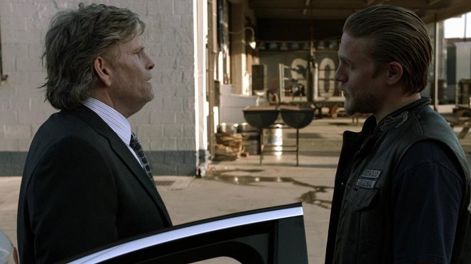 Sons of Anarchy - Crucifixed - Photos - Jeff Kober, Charlie Hunnam