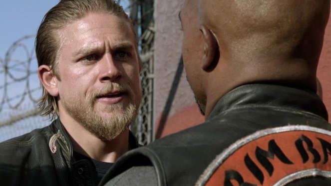 Sons of Anarchy - Crucifixed - Photos - Charlie Hunnam