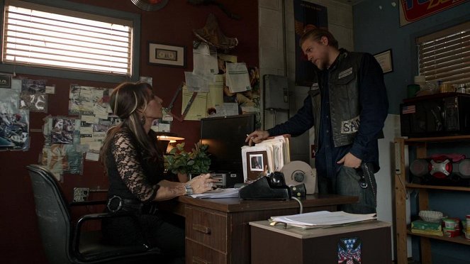 Sons of Anarchy - To Thine Own Self - Photos - Katey Sagal, Charlie Hunnam