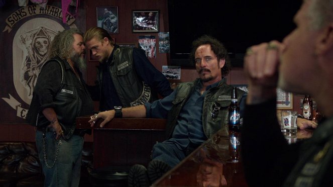 Synowie Anarchii - Sam względem siebie - Z filmu - Mark Boone Junior, Charlie Hunnam, Kim Coates