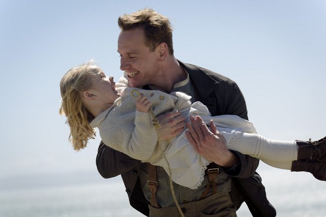 Fény az ócean felett - Filmfotók - Florence Clery, Michael Fassbender