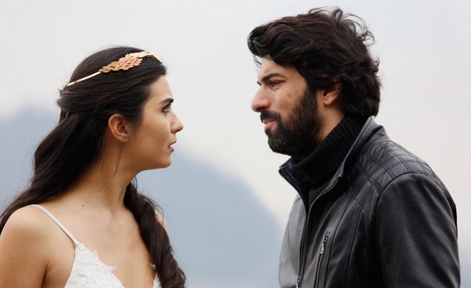 Kara Para Aşk - Z filmu - Tuba Büyüküstün, Engin Akyürek