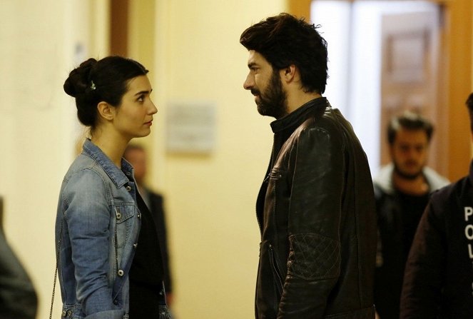 Kara Para Aşk - Z filmu - Tuba Büyüküstün, Engin Akyürek