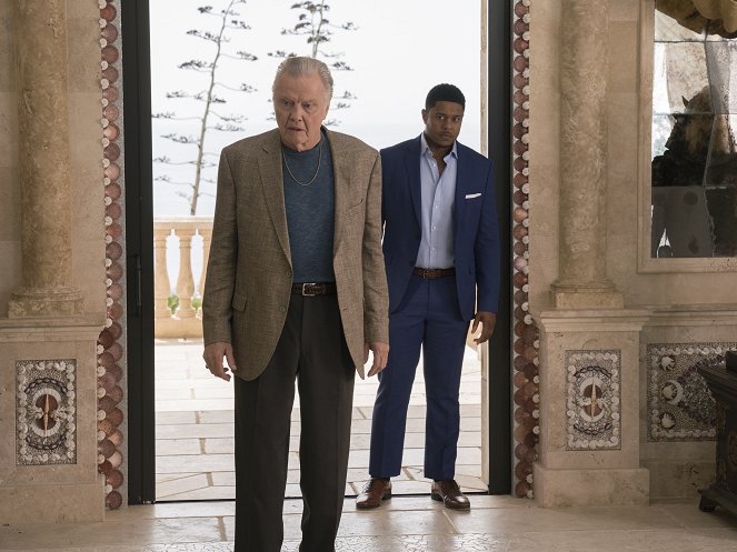 Jon Voight, Pooch Hall