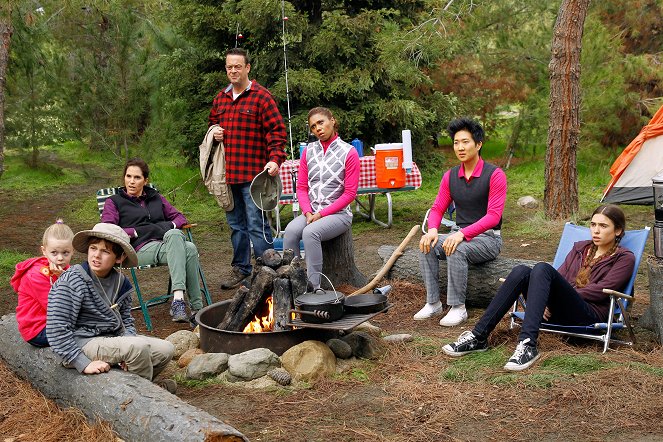 The Neighbors - Season 1 - Camping - Z filmu - Jami Gertz, Lenny Venito, Toks Olagundoye