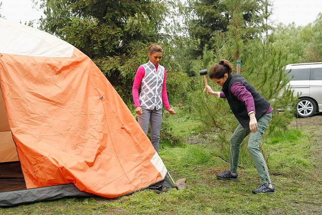 The Neighbors - Season 1 - Der Camping-Ausflug - Filmfotos - Toks Olagundoye, Jami Gertz