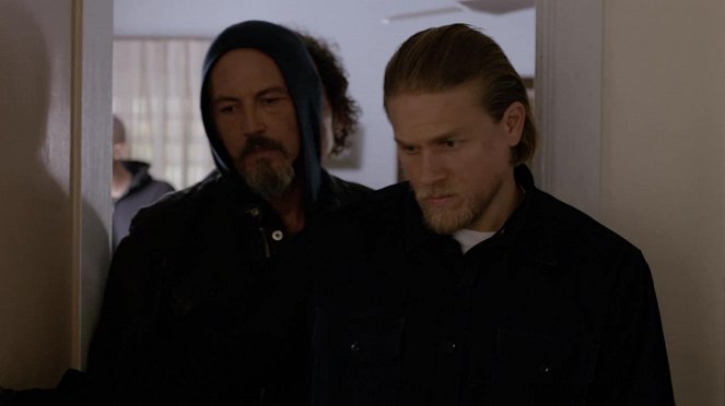 Sons of Anarchy - One One Six - Photos - Tommy Flanagan, Charlie Hunnam
