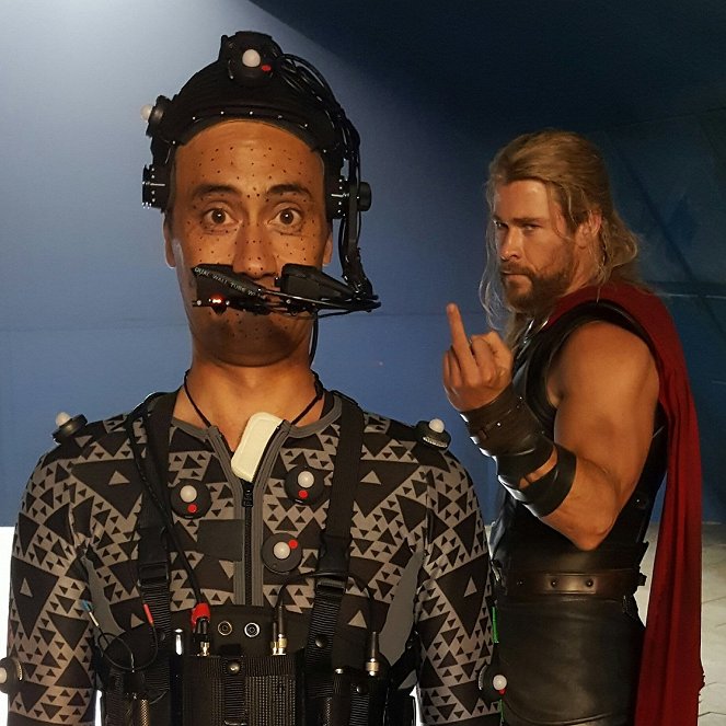 Thor: Ragnarök - Forgatási fotók - Taika Waititi, Chris Hemsworth
