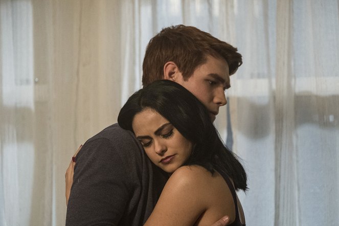 Riverdale - Chapter Ten: The Lost Weekend - Photos - Camila Mendes, K.J. Apa