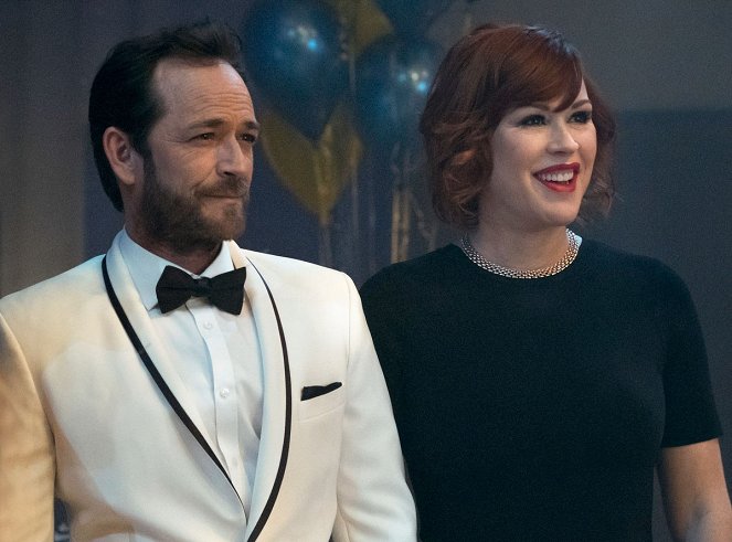 Riverdale - Season 1 - Chapter Ten: The Lost Weekend - Photos - Luke Perry, Molly Ringwald