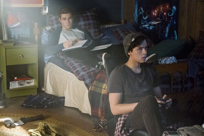 Riverdale - Season 1 - Chapter Ten: The Lost Weekend - Photos - K.J. Apa, Cole Sprouse