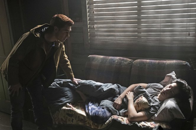 Riverdale - Season 1 - Kapitola 12: Anatomie vraždy - Z filmu - K.J. Apa, Cole Sprouse