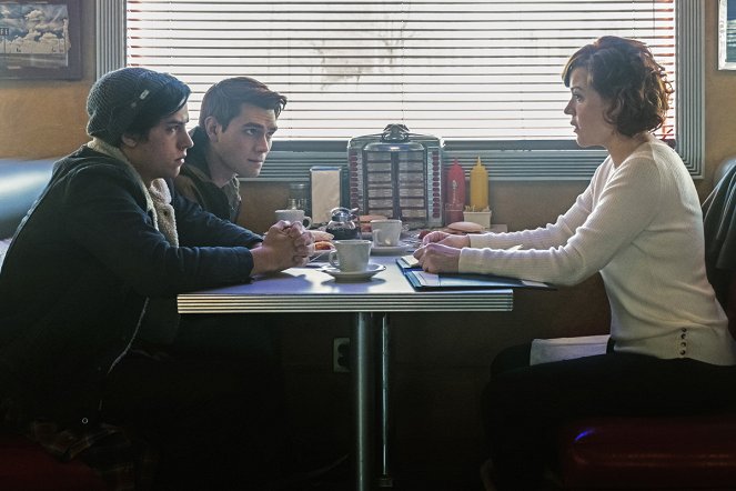 Riverdale - Chapter Twelve: Anatomy of a Murder - Photos - Cole Sprouse, K.J. Apa, Molly Ringwald