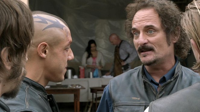 Sons of Anarchy - Season 6 - Wolfsangel - Photos - Theo Rossi, Kim Coates