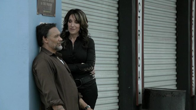 Sons of Anarchy - The Mad King - Photos - Jimmy Smits, Katey Sagal
