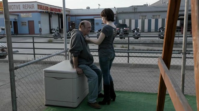 Sons of Anarchy - The Mad King - Photos - Dayton Callie, Maggie Siff