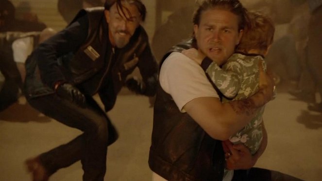 Sons of Anarchy - The Mad King - Photos - Tommy Flanagan, Charlie Hunnam