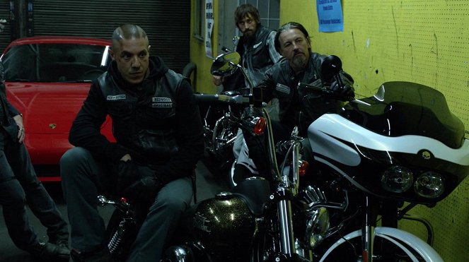 Sons of Anarchy - Salvage - Photos - Theo Rossi, Niko Nicotera, Tommy Flanagan