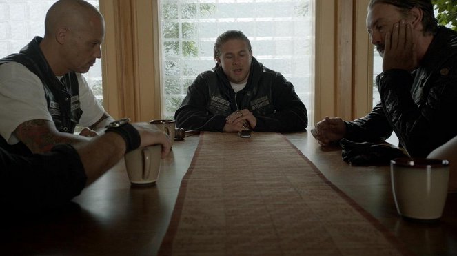 Sons of Anarchy - Korrupte Cops - Filmfotos - David Labrava, Charlie Hunnam, Tommy Flanagan