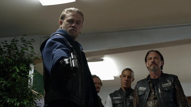 Synowie Anarchii - Nic osobistego - Z filmu - Charlie Hunnam, Theo Rossi, Tommy Flanagan