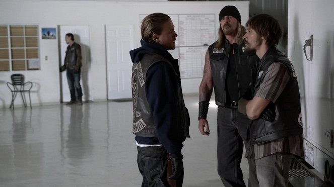 Synowie Anarchii - Nic osobistego - Z filmu - Charlie Hunnam, Rusty Coones, Niko Nicotera