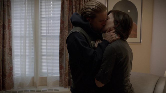 Sons of Anarchy - A Mother's Work - Photos - Charlie Hunnam, Maggie Siff