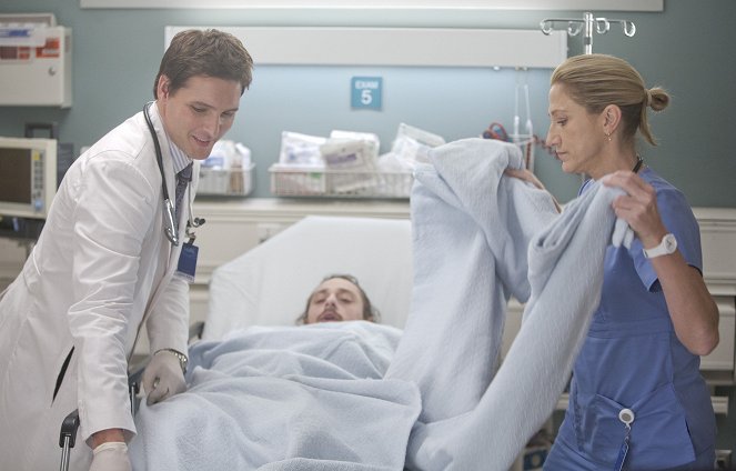 Nurse Jackie - Season 5 - Lost Girls - Photos - Peter Facinelli, Edie Falco