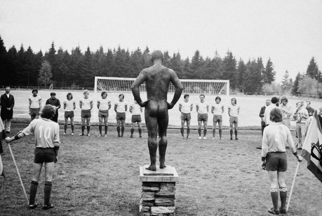 Der Nackte Mann auf dem Sportplatz - Kuvat elokuvasta
