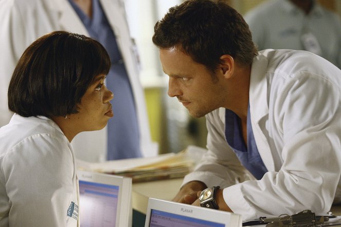 Grey's Anatomy - Let the Truth Sting - Photos - Chandra Wilson, Justin Chambers
