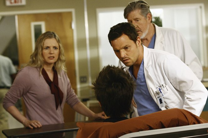 Grey's Anatomy - Let the Truth Sting - Photos - Eve Gordon, Justin Chambers, Edward Herrmann