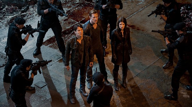 True Blood - Zeit der Veränderung - Filmfotos - Stephen Moyer, Alexander Skarsgård, Lucy Griffiths