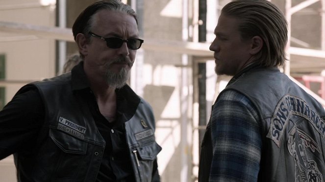 Sons of Anarchy - Toil and Till - Photos - Tommy Flanagan, Charlie Hunnam