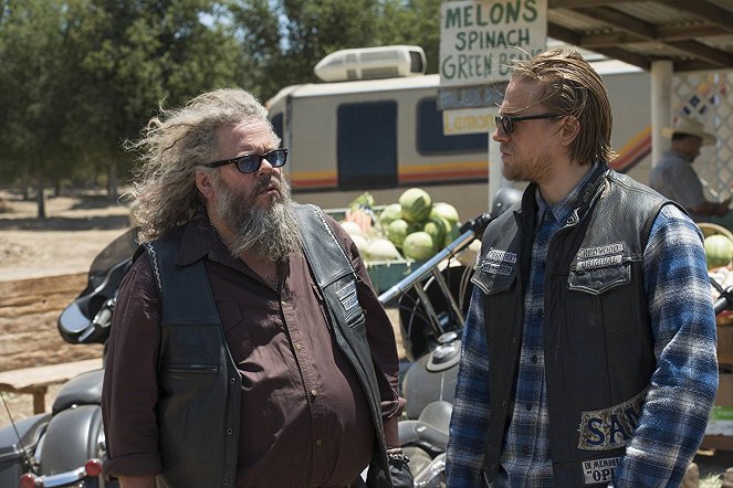 Sons of Anarchy - Toil and Till - Photos - Mark Boone Junior, Charlie Hunnam